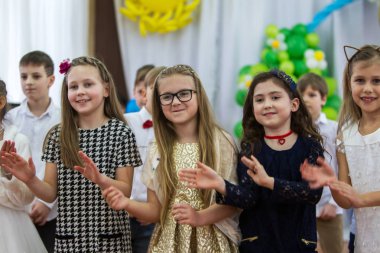 Odessa, Ukrayna - 8 Mart 2018: çocuk İlköğretim Okulu konser gerçekleştirmek. Çocuk tiyatro yaratıcılık, kadınlar günü anaokulunda amatör performans. Çocukların yaratıcılık