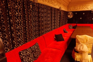 Samimi iç lüks gece kulübü, Restoran. Pahalı gevşeme ve rahatlama gece striptiz barında kavramı. Kırmızı siyah kadife Restoran kanepeler. Kanepe üzerinde. Dinlenme samimi iç