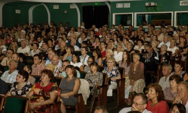 Odessa, Ukrayna - 19 Temmuz 2018: Oditoryum konser salonunun seyirci onların favori sanatçıları duygusal olarak karşılamak. Seyirci tiyatro salonunda. Tiyatro sahnede performans gibi izleyiciler