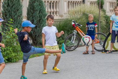 Odessa, Ukrayna - 08.09.2018: Futbol çocuklar - çocuk futbol oyuncular için. Anne ile Çocuk Bahçesi ev eğlence için yakınındaki futbol oynamak. Yaşam sağlıklı şekilde, çocuklar spor
