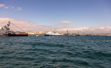 9 Mayıs 2015: Deniz Geçidi savaş gemileri Rus Karadeniz Filosu. Büyük Vatanseverlik Savaşı 'nın Zaferi Günü. Faşizme karşı 70 yıllık Büyük Zafer. Rus donanması