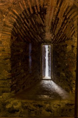 Bir dar taş merdiven bir ortaçağ kalesi eski Hıristiyan manastır Rila, Bulgaristan kulesinde. Taş duvarlı gizemli kasvetli tünel