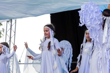 Odesa, Ukrayna - 28 Temmuz 2018: Çocuk açık yaz Tiyatrosu önünde veliler ve konuklar gerçekleştirmek. Çocuk tiyatro yaratıcılık, koreografi ve vokal, okul çocuk amatör performans