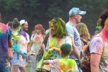 KRASNODAR, RUSSIA - May11,2018: Renkler Festivali, geleneksel Hint Holi festivali. Gençler Holi bayramında renkli pudra atarken eğleniyorlar. Renkli boya festivali. Renk Festivali