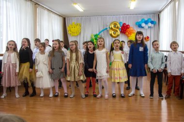 Odessa, Ukrayna - 8 Mart 2018: çocuk İlköğretim Okulu konser gerçekleştirmek. Çocuk tiyatro yaratıcılık, kadınlar günü anaokulunda amatör performans. Çocukların yaratıcılık