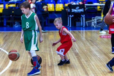 Odessa, Ukrayna - 23 Aralık 2018: genç çocuk basketbol oynamak, Çocuk spor yarışmalarında kutlama çocuk spor basketbol kulübü çocuk spor okul sırasında katılmak