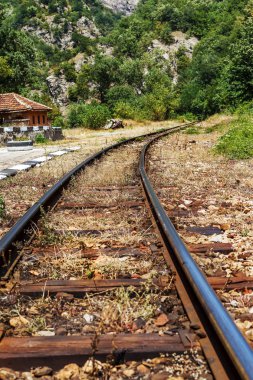 Demiryolu parça eski yıpranmış ahşap uyuyanlar üzerinde acil onarım gerektirir. Sırt boyunca dar hat demiryolu.