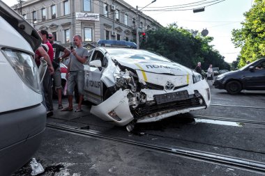 Odessa, Ukrayna - 11 Temmuz 2016: Kaza kaza bir polis ekibi ile sokakta. Polis araba kovalamaca sırasında suçlu kontrolü kaybedip büyük bir kaza yaratılmıştır. Kırık araba çarpışma