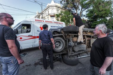 Odessa, Ukrayna - 11 Temmuz 2016: Kaza kaza bir polis ekibi ile sokakta. Polis araba kovalamaca sırasında suçlu kontrolü kaybedip büyük bir kaza yaratılmıştır. Kırık araba çarpışma
