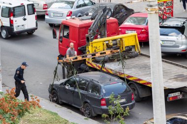 Odessa, Ukrayna - 13 Eylül 2017: Rating çekici saldırgan'ın araba almak için polis sokakta. Çekici kamyon araba çekici için kurallar Park yeri tecavüzcü, yükleme 