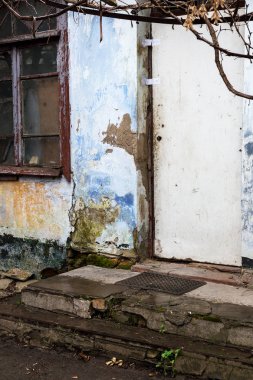Kötü insanların yaşadığı kötü bir mahalle evlerde. İmha eski evler, depremler, ekonomik kriz, terk edilmiş evler. Kırık uygun olmayan evde. Odessa, Ukrayna, 2018