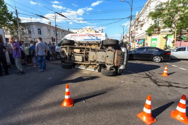 Odessa, Ukrayna - 11 Temmuz 2016: Kaza kaza bir polis ekibi ile sokakta. Polis araba kovalamaca sırasında suçlu kontrolü kaybedip büyük bir kaza yaratılmıştır. Kırık araba çarpışma
