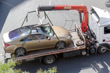 Odessa, Ukrayna - 13 Eylül 2017: Rating çekici saldırgan'ın araba almak için polis sokakta. Çekici kamyon araba çekici için kurallar Park yeri tecavüzcü, yükleme 