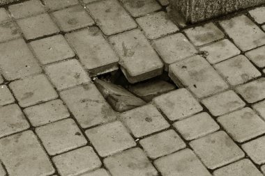 Çukurlar, kışın donma-çözülme çevrimleri neden olan bozuk asfalt yol. Kötü yol. Kaldırımlar kaldırımlar kaldırımda kırık. kaldırım döşeme ile kusurları ile tabaka ve perspektif içinde gelen çatlaklar