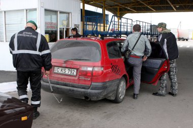 Odessa - 23 Nisan: Gümrük sınır kontrol noktası Ukrayna - Moldova. Vatandaşlar ve 23 Nisan 2008, Odessa, Ukrayna sınır kapısı araba muayene
