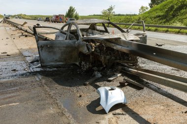Odessa, Ukrayna - 17 Mayıs 2018: kaza yüksek hızlı yolda. Yüksek hızda sürdü Road arabaya korumak ve yandı. Aşırı hız nedeniyle korkunç trajik kaza. Otomatik yol emniyet görevlisi ayıran içine çöktü