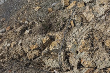 Özel metal kafes olan yol,'yakınında güçlendirilmesi tehlikeli dağ yamaçlarında. Dağ slough yoldan, kaya düşmesi metal net çitler frenleyici birikmiş korunması