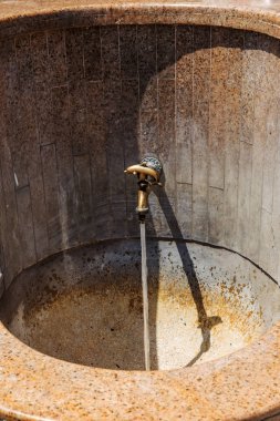 Antik dekoratif dokunun. Eski bir vintage Bronz musluk genel sokak su borusu, nüfus, Varna, Bulgaristan için temiz su kaynağı üzerinde stilize