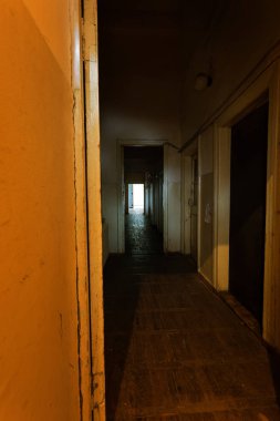 Karanlık koridor. Karanlık, boş bir koridorun mistik iç mekanı, terk edilmiş bir evde tünel. Karanlık, gizemli bir koridor. Terk edilmiş bir evin içi, cehenneme giden yol. Terk edilmiş eski bir bina.