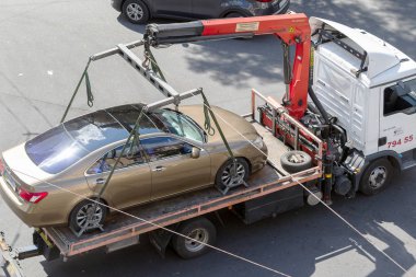 Odessa, Ukrayna - 13 Eylül 2017: Rating çekici saldırgan'ın araba almak için polis sokakta. Çekici kamyon araba çekici için kurallar Park yeri tecavüzcü, yükleme 