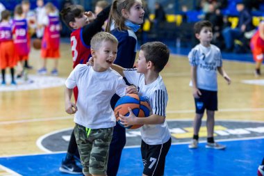Odessa, Ukrayna - 23 Aralık 2018: genç çocuk basketbol oynamak, Çocuk spor yarışmalarında kutlama çocuk spor basketbol kulübü çocuk spor okul sırasında katılmak