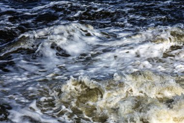 Bir fırtına sırasında dalgalar deniz. Ağır derin deniz dalgaları ile beyaz köpük kara fırtına, deniz fotoğraf arka plan üzerinde doruklarına, armalar