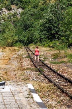 eski yıpranmış ahşap uyuyanlar raylara ailroad Acil onarım gerektirir. Sırt boyunca dar hat demiryolu.