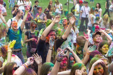 KRASNODAR, RUSSIA - May11,2018: Renkler Festivali, geleneksel Hint Holi festivali. Gençler Holi bayramında renkli pudra atarken eğleniyorlar. Renkli boya festivali. Renk Festivali