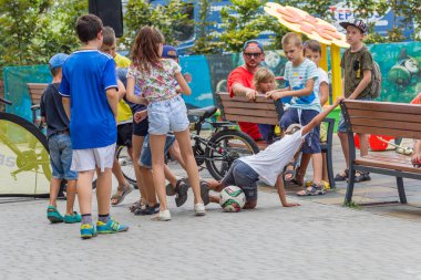 Odessa, Ukrayna - 08.09.2018: Futbol çocuklar - çocuk futbol oyuncular için. Anne ile Çocuk Bahçesi ev eğlence için yakınındaki futbol oynamak. Yaşam sağlıklı şekilde, çocuklar spor