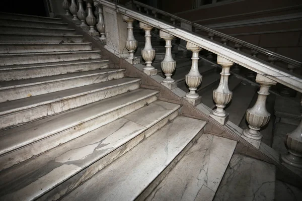 Uma Velha Escada Pedra Aberta Pedra Degraus Mármore Escadas Antigas — Fotografia de Stock