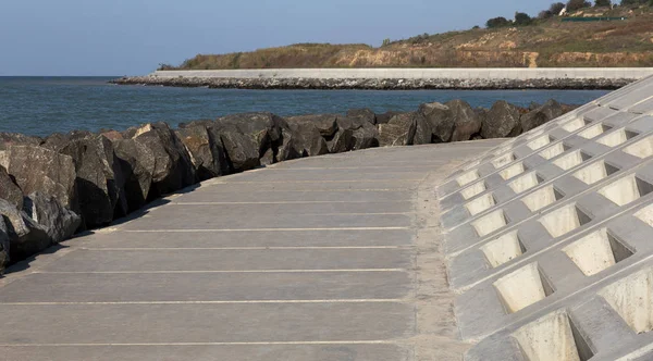 Close Design Moderno Quebra Mar Com Grandes Pedras Lajes Concreto — Fotografia de Stock