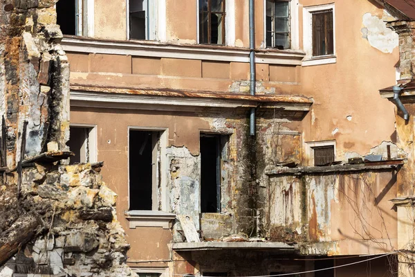 Una Casa Abandonada Derrumba Barrio Pobre Casa Está Destruida Grietas — Foto de Stock