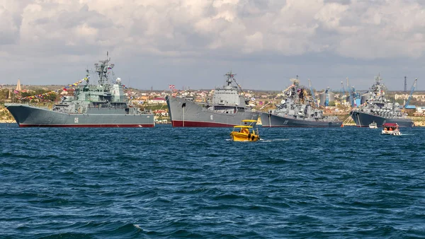 2015年5月9日 俄罗斯黑海舰队的海上阅兵式战舰 伟大卫国战争胜利日 伟大战胜法西斯主义70年 俄罗斯海军 — 图库照片