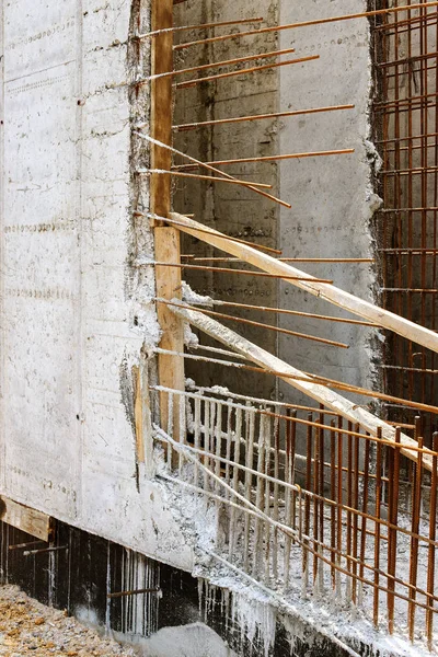 コンクリート工事の強化 海沿岸におけるコンクリートの施工を補強するための棒を持つ鋼棒を固定するためのスチール ワイヤの使用します 補強鉄筋 コンクリート工事の補強 — ストック写真