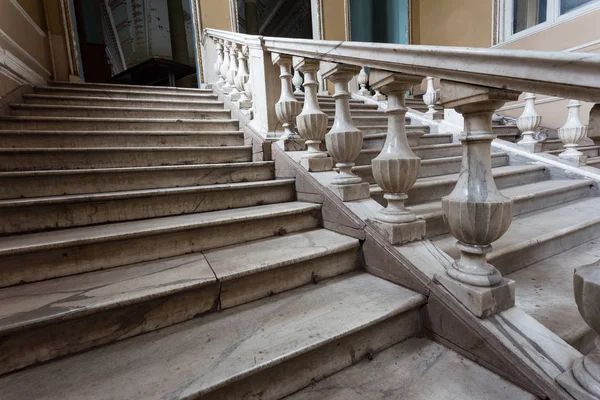 Uma Velha Escada Pedra Aberta Pedra Degraus Mármore Escadas Antigas — Fotografia de Stock