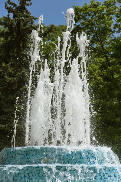 Fontaine Ville Fontaine Dans Parc Ville Par Une Chaude Journée — Photo