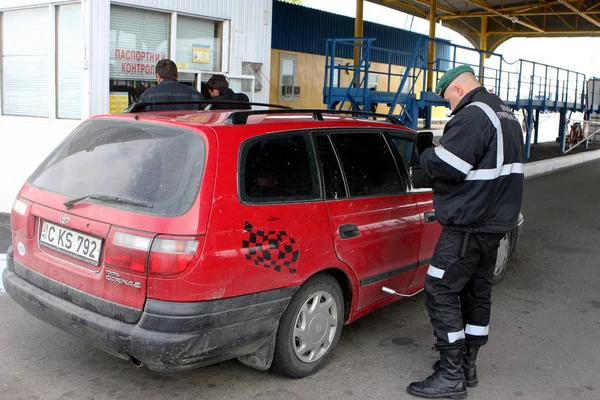 Odessa - 23 Nisan: Gümrük sınır kontrol noktası Ukrayna - Moldova. Vatandaşlar ve 23 Nisan 2008, Odessa, Ukrayna sınır kapısı araba muayene