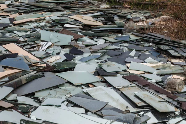 Kırık Cam Aynada Çöp Döküm Parçaları Büyük Yığını Ayna Cam — Stok fotoğraf