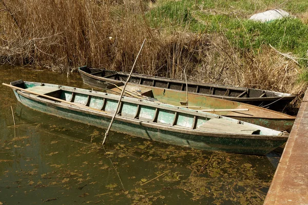 Viejo Barco Remo Azul Madera Hermoso Día Soleado Primavera Canal — Foto de Stock