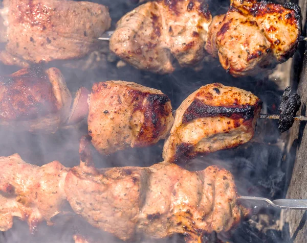 Ljusa Och Fräscha Redo Appetinye Kebab Spett Över Glöden Tillagas — Stockfoto