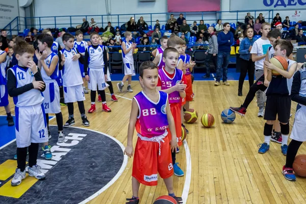 Odessa, Ukrayna - 23 Aralık 2018: genç çocuk basketbol oynamak, Çocuk spor yarışmalarında kutlama çocuk spor basketbol kulübü çocuk spor okul sırasında katılmak