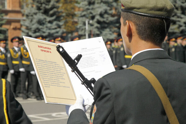 ОДЕССА, УКРАИНА - 28 августа 2010 года: Студенты военной академии в Одессе приносят военную присягу верности народу Украины, 28 августа 2010 года в Одессе, Украина
