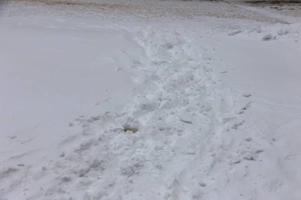 オデッサ ウクライナ 2018 大雪の冬に街でサイクロン 車は雪で覆われています 滑りやすい路面 冬の悪天候 大雪と吹雪 雪の中の歩行します — ストック写真