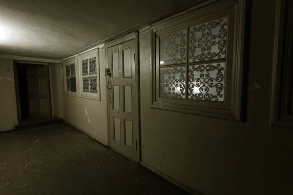 Ciemny Korytarz Mistyczne Wnętrze Ciemnego Pustego Korytarza Tunel Opuszczonym Domu — Zdjęcie stockowe
