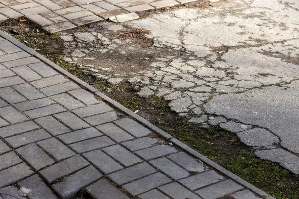 Beschädigte Asphaltstraße Mit Schlaglöchern Verursacht Durch Frost Tauwetter Zyklen Winter — Stockfoto