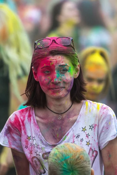 KRASNODAR, RUSSIA - May11,2018: Renkler Festivali, geleneksel Hint Holi festivali. Gençler Holi bayramında renkli pudra atarken eğleniyorlar. Renkli boya festivali. Renk Festivali