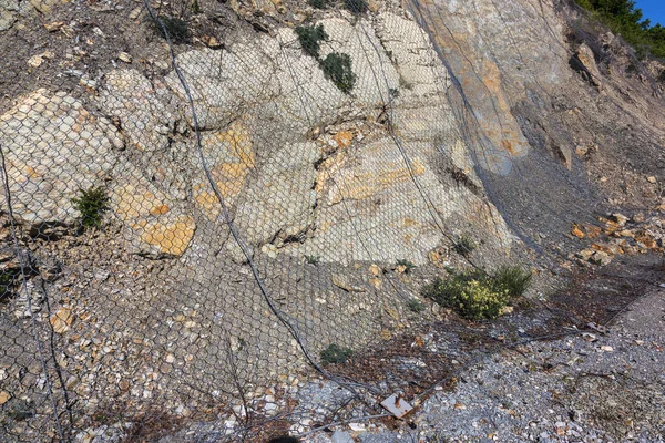 Fortalecimiento Pendientes Montaña Peligrosas Las Proximidades Carretera Con Malla Metálica —  Fotos de Stock