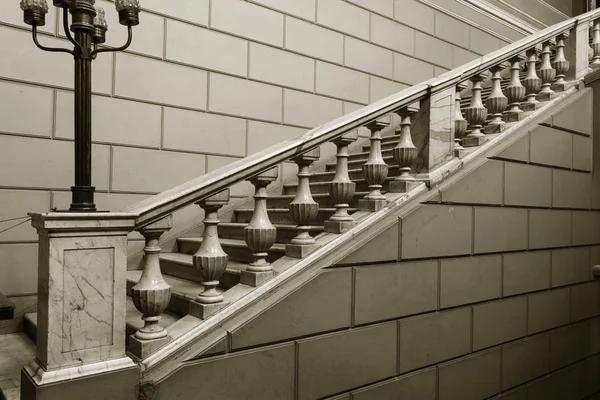 Egy Régi Lépcsőn Nyissa Meg Márvány Lépéseket Régi Lépcsőház Pusztítás — Stock Fotó