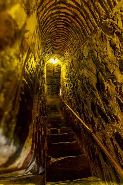 Una Estrecha Escalera Piedra Torre Castillo Medieval Antiguo Monasterio Cristiano — Foto de Stock