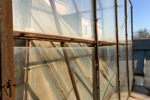 一个古老的屋顶与一个透明的灯光天花板的角落玻璃建筑设计 屋顶上的窗玻璃角灯 玻璃屋顶圆顶 屋顶上的窗户 自然光的一盏弯弯弯头的灯笼 — 图库照片